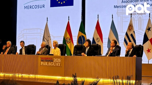 Paz arriba a Panamá para foro económico y celebra...